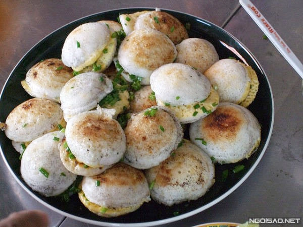 Bánh căn thường được bán theo từng cặp. Bánh căn thường được bán theo từng cặp.
