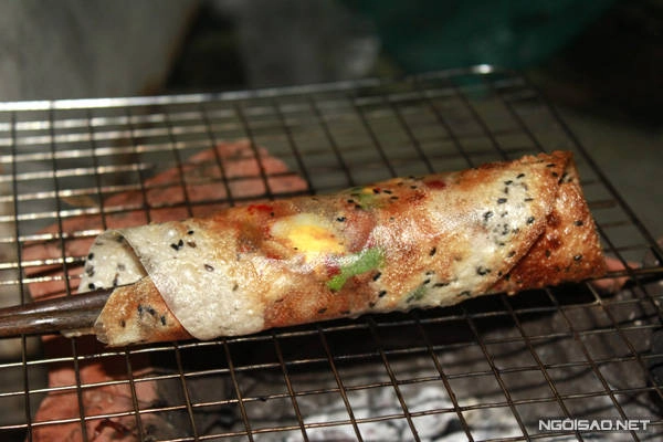 Bánh tráng mắm ruốc nướng cùng với mỡ hành tạo nên hương vị thơm nồng. Bánh tráng mắm ruốc nướng cùng với mỡ hành tạo nên hương vị thơm nồng.