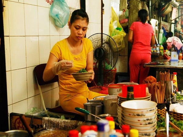 Phở tíu ngõ chợ Đồng Xuân Phở tíu là món ăn quen thuộc, khá nổi tiếng ở ngõ nhỏ bên hông chợ Đồng Xuân bởi sự khác lạ so với các món phở thông thường. Không nhiều nước như bát phở bò tái, cũng không ít nước như phở trộn, phở tíu được dùng với nước xâm xấp, ăn cùng thịt nạc được thái mỏng, bản to, lạc rang, và hành khô. Phở tíu ngõ chợ Đồng Xuân Phở tíu là món ăn quen thuộc, khá nổi tiếng ở ngõ nhỏ bên hông chợ Đồng Xuân bởi sự khác lạ so với các món phở thông thường. Không nhiều nước như bát phở bò tái, cũng không ít nước như phở trộn, phở tíu được dùng với nước xâm xấp, ăn cùng thịt nạc được thái mỏng, bản to, lạc rang, và hành khô.