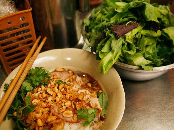Khi ăn thực khách dùng đũa đảo đều để bánh phở ngấm gia vị, nước trộn. Quán nhỏ, đông khách nên không muốn chờ đợi bạn phải tới sớm. Giá một bát phở tíu khoảng 25.000 đồng. Ảnh: Phong Vinh. Khi ăn thực khách dùng đũa đảo đều để bánh phở ngấm gia vị, nước trộn. Quán nhỏ, đông khách nên không muốn chờ đợi bạn phải tới sớm. Giá một bát phở tíu khoảng 25.000 đồng. Ảnh: Phong Vinh.