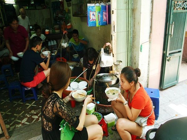 Bún ốc Hàng Chai Từ một gánh hàng nhỏ rong ruổi trên khắp con phố Hà Nội, hàng bún của cô Thêm nay đã có địa chỉ trên phố Hàng Chai. Dù không gian chật hẹp, chỉ đơn giản là những chiếc ghế nhựa, hàng bún ốc duy nhất trên con phố này luôn chật kín người. Ảnh: Phong Vinh. Bún ốc Hàng Chai Từ một gánh hàng nhỏ rong ruổi trên khắp con phố Hà Nội, hàng bún của cô Thêm nay đã có địa chỉ trên phố Hàng Chai. Dù không gian chật hẹp, chỉ đơn giản là những chiếc ghế nhựa, hàng bún ốc duy nhất trên con phố này luôn chật kín người. Ảnh: Phong Vinh.