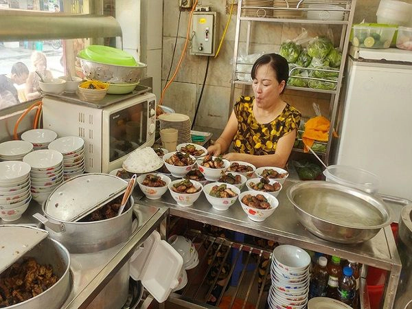 Bún chả Hàng Mành Đối với những tín đồ của bún chả thì quán bún chả Đắc Kim ở ngay đầu phố Hàng Mành có lẽ đã không còn xa lạ. Với diện tích khá nhỏ, vào giờ cao điểm, thực khách phải lên các tầng trên hoặc được kê bàn, ghế ngồi ngay vỉa hè. Quán được mở vào những năm đầu thập niên 60. Hiện tại, người tiếp quản là các thế hệ sau trong gia đình. Thịt lợn phải là ba chỉ hoặc thịt nách. Sau khi sơ chế thì được nêm nếm kỹ lưỡng rồi đem nướng trên bếp than. Ảnh: googlealbum. Bún chả Hàng Mành Đối với những tín đồ của bún chả thì quán bún chả Đắc Kim ở ngay đầu phố Hàng Mành có lẽ đã không còn xa lạ. Với diện tích khá nhỏ, vào giờ cao điểm, thực khách phải lên các tầng trên hoặc được kê bàn, ghế ngồi ngay vỉa hè. Quán được mở vào những năm đầu thập niên 60. Hiện tại, người tiếp quản là các thế hệ sau trong gia đình. Thịt lợn phải là ba chỉ hoặc thịt nách. Sau khi sơ chế thì được nêm nếm kỹ lưỡng rồi đem nướng trên bếp than. Ảnh: googlealbum.