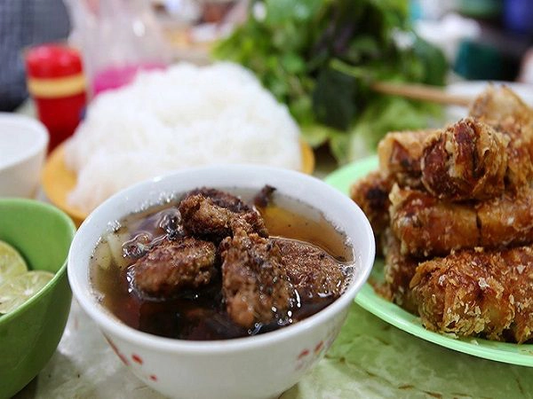 Mỗi suất bún chả ở đây giá 50.000 - 60.000 đồng. Dù chịu nhiều lời phàn nàn về sự thiếu thốn chỗ ngồi hay giá cả có phần đắt đỏ, quán vẫn luôn đông khách. Ảnh: thuonghieuvietnoitieng. Mỗi suất bún chả ở đây giá 50.000 - 60.000 đồng. Dù chịu nhiều lời phàn nàn về sự thiếu thốn chỗ ngồi hay giá cả có phần đắt đỏ, quán vẫn luôn đông khách. Ảnh: thuonghieuvietnoitieng.