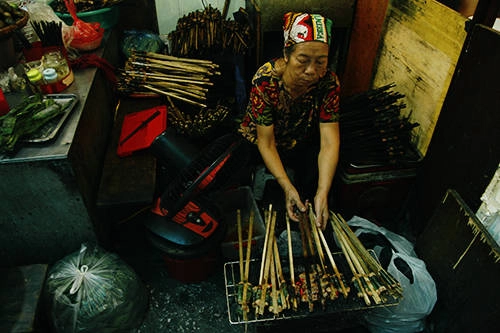 Những que thịt được nướng trực tiếp trên bếp than hồng thu hút thực khách. Ảnh: Phong Vinh Những que thịt được nướng trực tiếp trên bếp than hồng thu hút thực khách. Ảnh: Phong Vinh