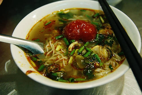 Bát nước ốc vị thanh thanh ăn kèm bún rối và các loại rau. Ảnh: Phong Vinh Bát nước ốc vị thanh thanh ăn kèm bún rối và các loại rau. Ảnh: Phong Vinh