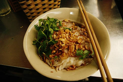 Phở tíu được trộn với các loại rau thơm như rau mùi, kinh giới, húng. Ảnh: Phong Vinh Phở tíu được trộn với các loại rau thơm như rau mùi, kinh giới, húng. Ảnh: Phong Vinh