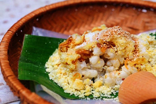 Người ta thường dùng miếng lá sen xanh tươi để gói xôi lúa, đôi khi cũng dùng lá dong hay lá chuối. Ảnh: cooking4kid Người ta thường dùng miếng lá sen xanh tươi để gói xôi lúa, đôi khi cũng dùng lá dong hay lá chuối. Ảnh: cooking4kid