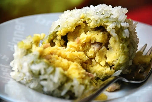 Nhân bánh cũng được làm từ đậu xanh đãi sạch vỏ, đồ chín tới, giã thật mịn, trộn lẫn miếng thịt nhỏ, vừa nạc vừa mỡ, thêm gia vị, hạt tiêu. Ảnh: 2amthuc Nhân bánh cũng được làm từ đậu xanh đãi sạch vỏ, đồ chín tới, giã thật mịn, trộn lẫn miếng thịt nhỏ, vừa nạc vừa mỡ, thêm gia vị, hạt tiêu. Ảnh: 2amthuc