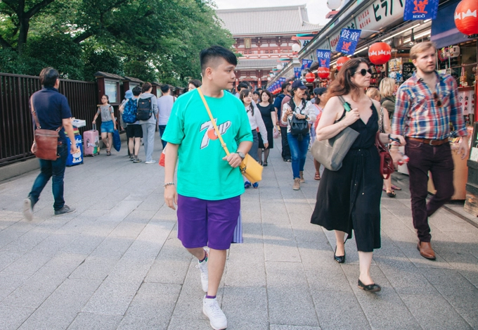 Phố Nakamise - con phố mua sắm dài 250 m - tọa lạc ngay bên trong khu vực chùa Asakusa kéo dài từ khu vực cổng Kaminarimon (hay còn gọi là cổng Sấm) cho đến cổng Hozomon. Được hình thành vào năm 1685, phố Nakamise là nơi tập trung các cửa hàng bán các món quà lưu niệm và các món ăn đặc trưng của địa phương. Đây là khu vực không thể bỏ qua dành cho những ai yêu thích mua sắm khi đến tham quan chùa Asakusa. Phố Nakamise - con phố mua sắm dài 250 m - tọa lạc ngay bên trong khu vực chùa Asakusa kéo dài từ khu vực cổng Kaminarimon (hay còn gọi là cổng Sấm) cho đến cổng Hozomon. Được hình thành vào năm 1685, phố Nakamise là nơi tập trung các cửa hàng bán các món quà lưu niệm và các món ăn đặc trưng của địa phương. Đây là khu vực không thể bỏ qua dành cho những ai yêu thích mua sắm khi đến tham quan chùa Asakusa.
