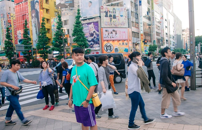 Phố Akihabara là khu phố chuyên về các mặt hàng điện tử hàng đầu thế giới với nhiều mặt hàng khác nhau từ điện thoại di dộng cho đến các mặt hàng gia dụng. Nhiều cửa hàng có nhân viên là người Việt Nam nên dễ dàng hơn cho việc lựa chọn. Khi mua hàng ở Nhật Bản bạn sẽ được giảm giá rất nhiều khi là khách du lịch. Phố Akihabara là khu phố chuyên về các mặt hàng điện tử hàng đầu thế giới với nhiều mặt hàng khác nhau từ điện thoại di dộng cho đến các mặt hàng gia dụng. Nhiều cửa hàng có nhân viên là người Việt Nam nên dễ dàng hơn cho việc lựa chọn. Khi mua hàng ở Nhật Bản bạn sẽ được giảm giá rất nhiều khi là khách du lịch.