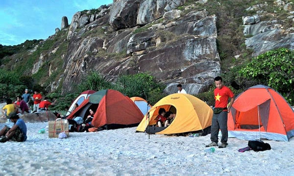 Mang đầy đủ đồ đạc để cắm trại qua đêm. Ảnh: daoducquan.