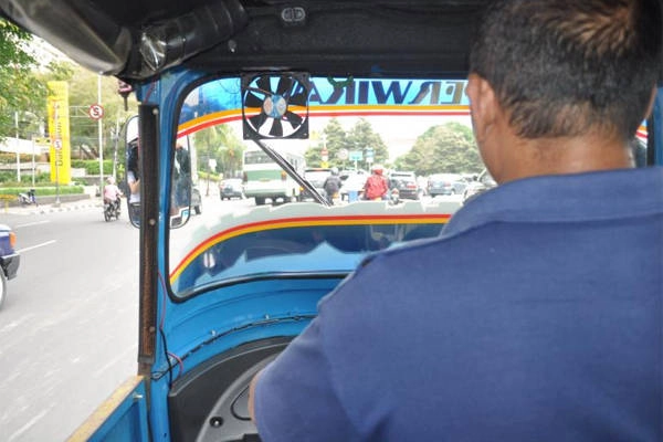 Bajaj là một dạng xe lam đi vòng quanh thành phố, nhanh và rẻ hơn taxi. Bajaj là một dạng xe lam đi vòng quanh thành phố, nhanh và rẻ hơn taxi.