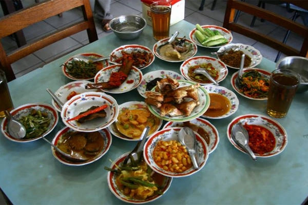 Thưởng thức đặc sản Nasi Padang. Thưởng thức đặc sản Nasi Padang.