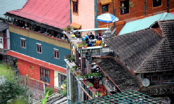 Thưởng thức cà phê ngắm núi đồi làng bản. Ảnh: Ngoisao.