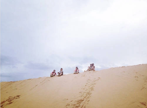 Trượt cát trên đồi cát Quang Phú. Trượt cát trên đồi cát Quang Phú.
