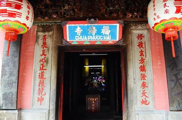 Chùa Ngọc Hoàng: Được xây dựng từ năm 1892 đến năm 1900, chùa Ngọc Hoàng tọa lạc trên diện tích hơn 2.000 m2. Xưa nay ngôi chùa nổi tiếng là nơi chiêm bái cho việc làm ăn thuận lợi, bình an, phước đức và đặc biệt là cầu con. Năm 1984, chùa đổi tên thành Phước Hải Tự và được công nhận là di sản kiến trúc nghệ thuật cấp quốc gia vào năm 1994.