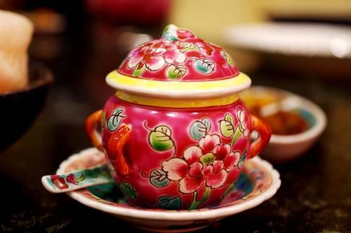 Một hũ đựng gia vị trang trí bằng các họa tiết đậm chất Peranakan. Ảnh: Hương Chi Một hũ đựng gia vị trang trí bằng các họa tiết đậm chất Peranakan. Ảnh: Hương Chi