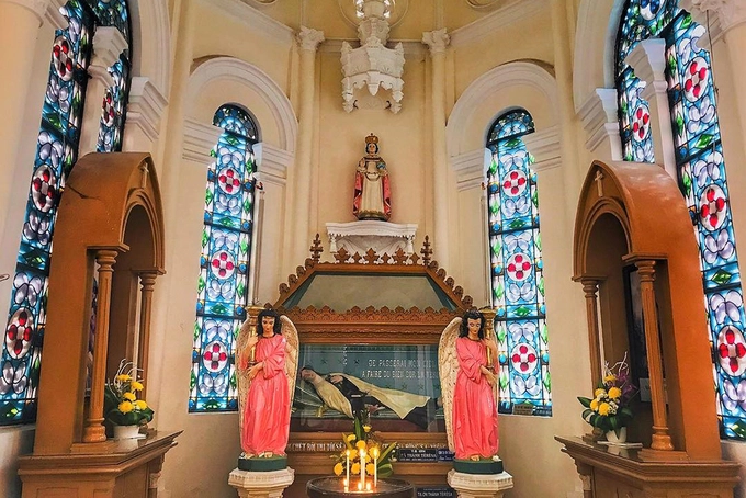 Thánh đường bên trong khá bề thế với hai hàng cột đậm nét kiến trúc Gothic. Cùng với mặt tiền, hai hàng cột này được đánh giá là một trong những nét đẹp nhất của cả công trình. Bệ thờ bên trong được làm từ đá cẩm thạch mang từ Italy sang. Ảnh: Phong Vinh. Thánh đường bên trong khá bề thế với hai hàng cột đậm nét kiến trúc Gothic. Cùng với mặt tiền, hai hàng cột này được đánh giá là một trong những nét đẹp nhất của cả công trình. Bệ thờ bên trong được làm từ đá cẩm thạch mang từ Italy sang. Ảnh: Phong Vinh.