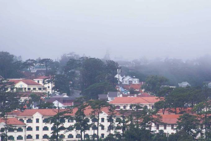Nhà thờ Domaine de Marie còn có tên khác là Mai Anh, do công trình nằm trên ngọn đồi mọc đầy hoa mai anh đào ở Đà Lạt. Đây không chỉ là nơi sinh hoạt tôn giáo mà còn là điểm du lịch nổi tiếng. Từ đây, du khách có thể phóng tầm mắt ra nhiều phía để ngắm thành phố sương mù. Ảnh: Hồng Hà. Nhà thờ Domaine de Marie còn có tên khác là Mai Anh, do công trình nằm trên ngọn đồi mọc đầy hoa mai anh đào ở Đà Lạt. Đây không chỉ là nơi sinh hoạt tôn giáo mà còn là điểm du lịch nổi tiếng. Từ đây, du khách có thể phóng tầm mắt ra nhiều phía để ngắm thành phố sương mù. Ảnh: Hồng Hà.