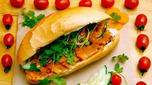 Bánh mì chay cũng kẹp thịt, chả như bánh mì bình thường nhưng tất cả đều là nguyên liệu chay. Ảnh: FB KFChay Bánh mì chay cũng kẹp thịt, chả như bánh mì bình thường nhưng tất cả đều là nguyên liệu chay. Ảnh: FB KFChay