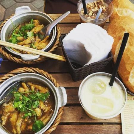 Khách hàng thường gọi thêm bánh mì để ăn hết nước sốt trong niêu. Ảnh: Instagram Khách hàng thường gọi thêm bánh mì để ăn hết nước sốt trong niêu. Ảnh: Instagram