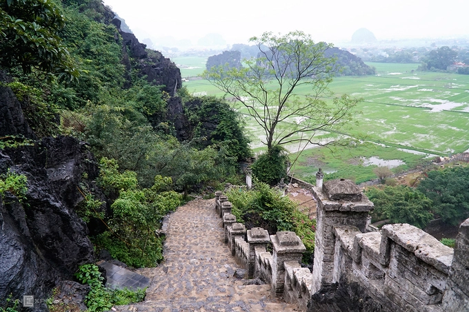 Hang Múa, Ninh Bình  Hang Múa thuộc thôn Khê Đầu Hạ, xã Ninh Xuân, huyện Hoa Lư, tỉnh Ninh Bình. Để lên được đỉnh núi, du khách phải đi qua 486 bậc thang. Hình ảnh những bậc đá nối dài từ chân đến đỉnh núi khiến nhiều du khách ví nơi này như "Vạn Lý Trường Thành" thu nhỏ của Việt Nam.  Giá vé để tham quan là 100.000 đồng một người. Từ đây, du khách cũng dễ dàng tới các khu du lịch khác như Tràng An, chùa Bái Đính, Tam Cốc... Ảnh: Phong Vinh.