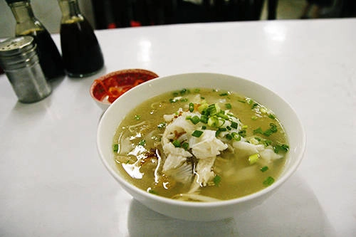 Tô hủ tiếu cá nóng hổi bưng ra ngút khói với vị đậm đà của nước lèo, sợi hủ tiếu mềm và những miếng cá ngọt thịt là món ăn đặc sản lâu đời của người Hoa. Ảnh: Phong Vinh. Tô hủ tiếu cá nóng hổi bưng ra ngút khói với vị đậm đà của nước lèo, sợi hủ tiếu mềm và những miếng cá ngọt thịt là món ăn đặc sản lâu đời của người Hoa. Ảnh: Phong Vinh.