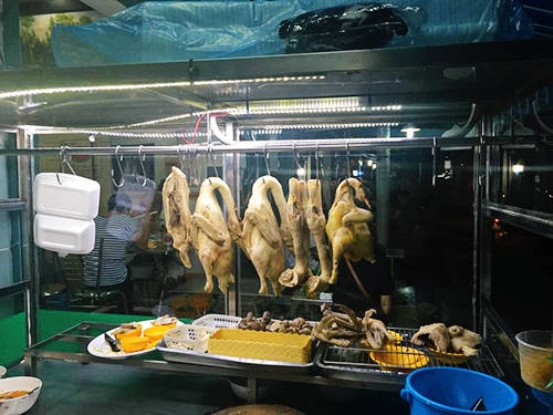 Chiếc tủ kính lúc nào cũng đầy ắp những con vịt to mập, hấp dẫn. Ảnh: Eva. Chiếc tủ kính lúc nào cũng đầy ắp những con vịt to mập, hấp dẫn. Ảnh: Eva.