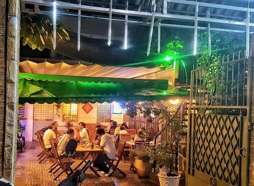 Mây Bốn Phương, quận 3 Biệt thự cổ kiểu Pháp 60 năm trong khu Vườn Chuối là địa chỉ ăn tối của nhiều người Sài Gòn trong 30 năm qua. Là quán ăn gia đình, nơi đây chủ yếu bán các món được nấu theo công thức gia truyền từ một người bác. Thực đơn thường có đủ món xào, nướng, lẩu... phù hợp với bữa tối sum vầy. Giá các món ăn từ 60.000 đồng, đĩa thức ăn đầy đặn. Ảnh: Thanh Tuyết. Mây Bốn Phương, quận 3 Biệt thự cổ kiểu Pháp 60 năm trong khu Vườn Chuối là địa chỉ ăn tối của nhiều người Sài Gòn trong 30 năm qua. Là quán ăn gia đình, nơi đây chủ yếu bán các món được nấu theo công thức gia truyền từ một người bác. Thực đơn thường có đủ món xào, nướng, lẩu... phù hợp với bữa tối sum vầy. Giá các món ăn từ 60.000 đồng, đĩa thức ăn đầy đặn. Ảnh: Thanh Tuyết.