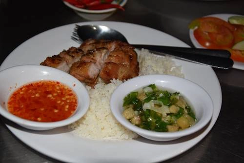 Cơm tấm "bãi rác", quận 4 Quán cơm tấm ở khu chợ Xóm Chiếu, quận 4 vốn không có tên, nhưng đều được khách quen gọi là "cơm tấm bãi rác", do rác của khu này được gom về bãi gần đấy, chờ xe chở đi mỗi tối. Không chỉ những người sống ở quận 4 mà khắp nơi ở TP HCM ghé đây ăn mỗi tối. Các món của quán được bày hết ra đĩa trên bàn, nấu đến đâu bán đến đấy. Ảnh: Thanh Tuyết. Cơm tấm "bãi rác", quận 4 Quán cơm tấm ở khu chợ Xóm Chiếu, quận 4 vốn không có tên, nhưng đều được khách quen gọi là "cơm tấm bãi rác", do rác của khu này được gom về bãi gần đấy, chờ xe chở đi mỗi tối. Không chỉ những người sống ở quận 4 mà khắp nơi ở TP HCM ghé đây ăn mỗi tối. Các món của quán được bày hết ra đĩa trên bàn, nấu đến đâu bán đến đấy. Ảnh: Thanh Tuyết.