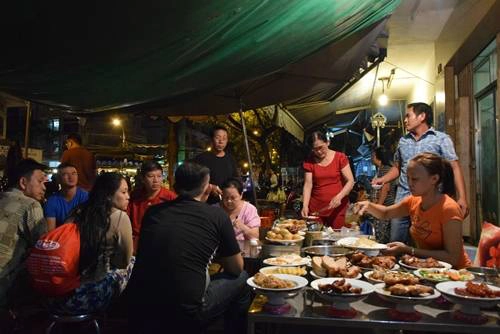 Dù là quán vỉa hè nhưng giá đồ ăn ở đây khá cao, một phần cơm đơn giản là 70.000 đồng, nếu ăn miếng sườn to, hoặc thêm món, thì giá 100.000-120.000 đồng. Nhiều người cho rằng giá tiền cao nhưng xứng đáng với chất lượng, từ hạt cơm đến đồ ăn đều ngon. Ảnh: Thanh Tuyết. Dù là quán vỉa hè nhưng giá đồ ăn ở đây khá cao, một phần cơm đơn giản là 70.000 đồng, nếu ăn miếng sườn to, hoặc thêm món, thì giá 100.000-120.000 đồng. Nhiều người cho rằng giá tiền cao nhưng xứng đáng với chất lượng, từ hạt cơm đến đồ ăn đều ngon. Ảnh: Thanh Tuyết.
