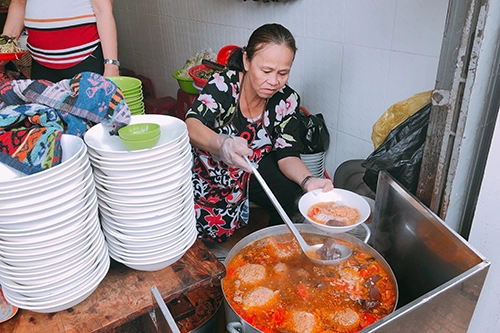 Quán mở từ 2h chiều và đóng lúc 8h tối, thường kín chỗ tầm 4 - 5h chiều. Ảnh: Lê Nam. Quán mở từ 2h chiều và đóng lúc 8h tối, thường kín chỗ tầm 4 - 5h chiều. Ảnh: Lê Nam.