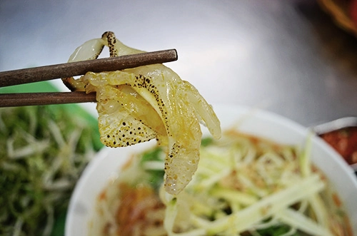 Giá tô bún sứa trung bình 30.000 đồng. Ảnh: Di Vỹ. Giá tô bún sứa trung bình 30.000 đồng. Ảnh: Di Vỹ.