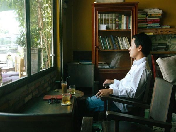 Nếu muốn tránh sự ồn ào của thành phố, bạn có thể tìm đến quán cà phê Chiêu. Không có vị trí đắc địa ở trung tâm Sài Gòn nhưng quán vẫn tạo được dấu ấn riêng đối với thực khách nhờ không gian nhẹ nhàng, đặc biệt với những ai thích ngồi nhâm nhi cà phê một mình.