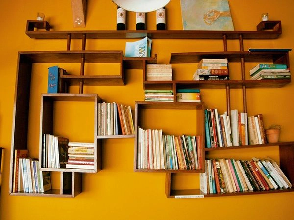 Kệ sách được xếp ngay ngắn với nhiều đầu sách khác nhau. Có người tới đây để đọc sách, có người gặp gỡ bạn bè, nhưng cũng có người đến đây để tìm một góc yên tĩnh cho riêng mình.