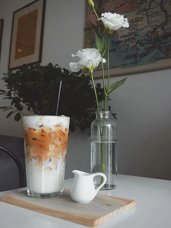 Nếu một ngày bạn cảm thấy ngột ngạt và muốn tìm một không gian tách biệt với bên ngoài, nơi đây là lựa chọn lý tưởng. Một món đồ uống ở quán có giá từ 50.000 đồng.
