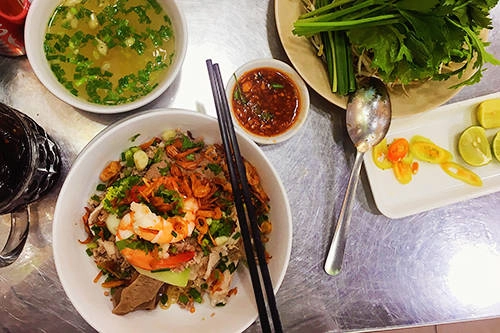 Quán còn được lòng khách nhờ hương vị bí mật từ chén nước chấm. Ảnh: Phong Vinh.