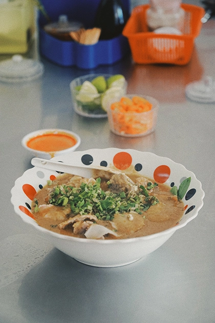 Tô hủ tiếu sa tế nai có giá 60.000 đồng. Ảnh: Di Vỹ.
