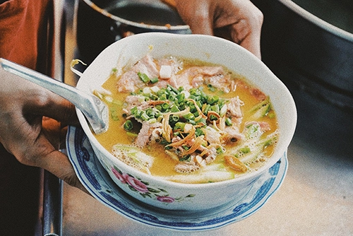 Món ăn bắt mắt với màu vàng của nước lèo sóng sánh. Ảnh: Di Vỹ.