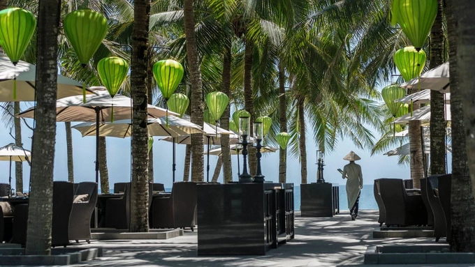 Travel and Leisure vừa liệt kê danh sách các khu nghỉ dưỡng, khách sạn mới tốt nhất ở Đông Nam Á mà du khách khi đến đây nên ghé thăm.  Four Seasons Resort ở Đà Nẵng (phòng đôi có giá từ 575 USD) là đại diện đầu tiên ở Việt Nam được trang du lịch này đề cử. Khu nghỉ dưỡng tọa lạc trên bờ biển với gần 100 biệt thự và khu vực chung được thiết kế trang nhã bằng việc sử dụng lụa và gỗ tếch. Trường dạy nấu ăn, câu lạc bộ dành cho trẻ em và quán bar hướng ra biển khiến cho resort trở thành một khu nghỉ dưỡng hoàn toàn mới lạ.