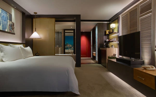 Rosewood Phnom Penh (phòng đôi có giá từ 250 USD) nằm dọc bờ biển khai trương vào mùa thu năm nay, có 175 phòng trên 14 tầng của tòa nhà Vattanac Capital cao nhất Campuchia.