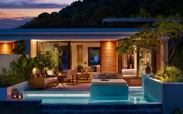 Khách sạn Rosewood Phuket (phòng đôi có giá từ 750 USD) đang tiến hành mở rộng khuôn viên về phía tây nam của đảo. Vào cuối năm nay, khách sạn sẽ sở hữu bốn nhà hàng, 71 biệt thự trải dọc 600 m đường bờ biển, và một vài bể bơi tách biệt để du khách tận hưởng sự yên tĩnh.