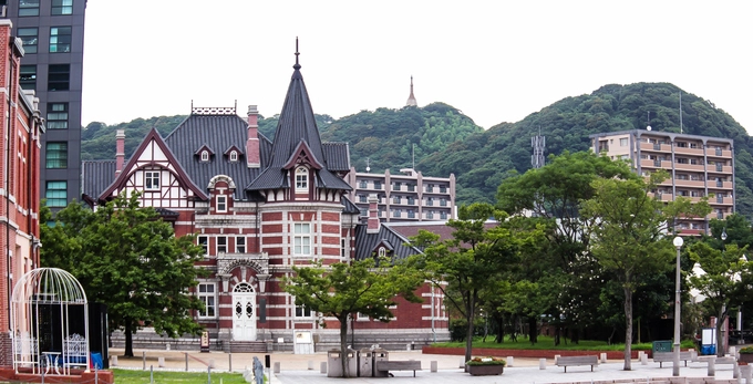 Nagasaki Nhắc đến Nagasaki, nhiều người sẽ nhớ đến thành phố từng bị ném bom nguyên tử trong chiến tranh. Cảng có đặc điểm nổi bật là được bao bọc bởi các ngọn núi ở cả ba phía. Vào thế kỷ 16, cảng được mở cửa và là một trong những nơi hiếm hoi của Nhật Bản vào thời điểm ấy được giao thương với nước ngoài. Nagasaki Nhắc đến Nagasaki, nhiều người sẽ nhớ đến thành phố từng bị ném bom nguyên tử trong chiến tranh. Cảng có đặc điểm nổi bật là được bao bọc bởi các ngọn núi ở cả ba phía. Vào thế kỷ 16, cảng được mở cửa và là một trong những nơi hiếm hoi của Nhật Bản vào thời điểm ấy được giao thương với nước ngoài.