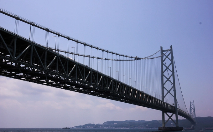 Điểm nhấn của thành phố là tháp cảng Kobe được thiết kế theo dạng ống độc đáo và cầu treo có nhịp dài nhất thế giới Akashi-Kaikyo nối thành phố với đảo Awaji. Điểm nhấn của thành phố là tháp cảng Kobe được thiết kế theo dạng ống độc đáo và cầu treo có nhịp dài nhất thế giới Akashi-Kaikyo nối thành phố với đảo Awaji.