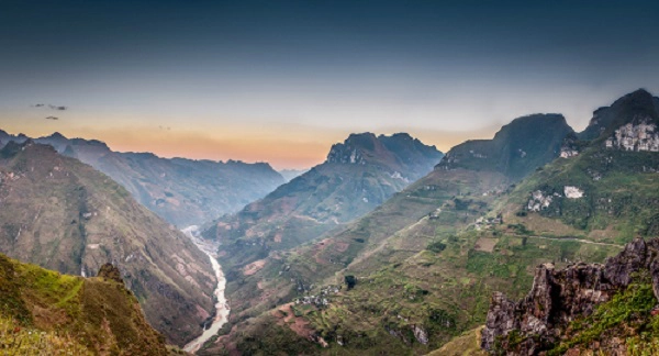 Dù là một trong những tỉnh miền núi nghèo nhất Việt Nam, con đường đi đầy rẫy hiểm trở, Hà Giang luôn là điểm đến thu hút đông đảo du khách trong lẫn ngoài nước. Ảnh: Liêu Lãm. Dù là một trong những tỉnh miền núi nghèo nhất Việt Nam, con đường đi đầy rẫy hiểm trở, Hà Giang luôn là điểm đến thu hút đông đảo du khách trong lẫn ngoài nước. Ảnh: Liêu Lãm.