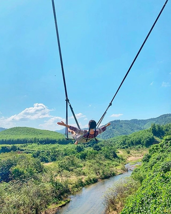 Nằm ở Wild Boar Eco Farm trong khu vực Phong Nha - Kẻ Bàng, Quảng Bình, xích đu này mang tên Bong Lai Swing Adventure. Đu được thiết kế cho một người ngồi với các mức cao khác nhau (5 - 15 - 20 m), đặt gần một căn chòi gỗ để nghỉ ngơi và hóng mát. Ngồi trên đu, bạn được phóng tầm mắt nhìn ngắm phong cảnh thung lũng Bồng Lai ngập tràn cây xanh, suối nhỏ, bao quanh là núi non. Do đó, nơi đây còn được ví như “Bali Swing phiên bản Việt”. Ảnh: Da_huynee.