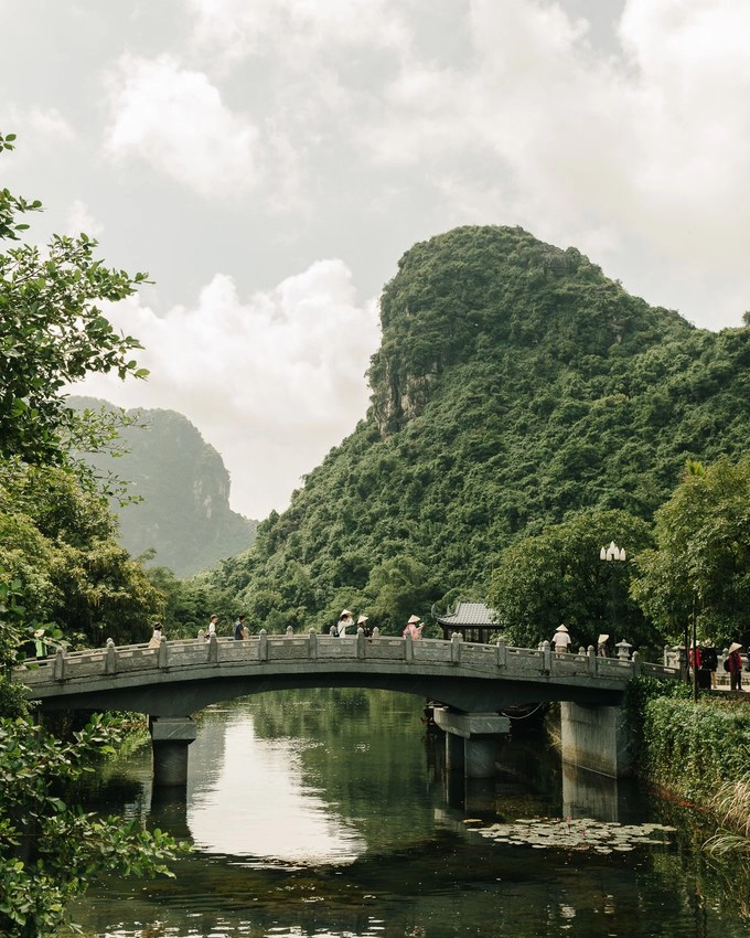 Cây cầu đá dẫn vào Tràng An (Ninh Bình).