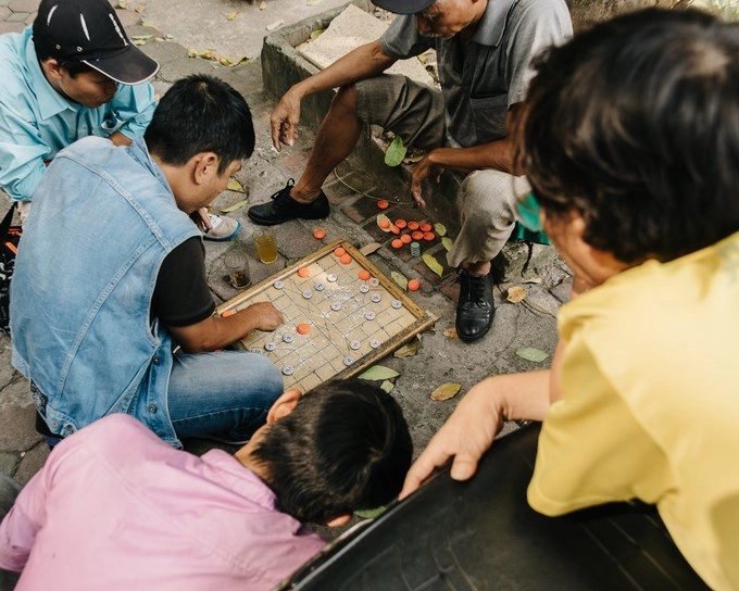 Những người đàn ông chơi cờ tướng trên vỉa hè Hà Nội.