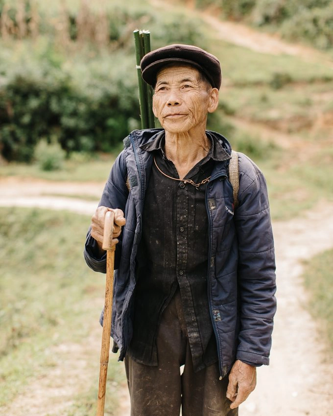 Một người nông dân tên là Phuc Tran được Faingnaert hỏi chuyện và chụp ảnh trên đường.