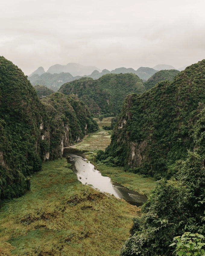 Đưa người xem từ thành phố nhộn nhịp cho tới những vùng nông thôn, thiên nhiên tươi tốt, Faingnaert như đã kể một câu chuyện bằng hình ảnh về các thành phố nơi anh đã đi qua là Hà Nội, Hạ Long, Ninh Bình, Huế, Hội An và Mù Cang Chải. Trong đó, nhiếp ảnh gia đặc biệt yêu thích khung cảnh Bắc bộ.